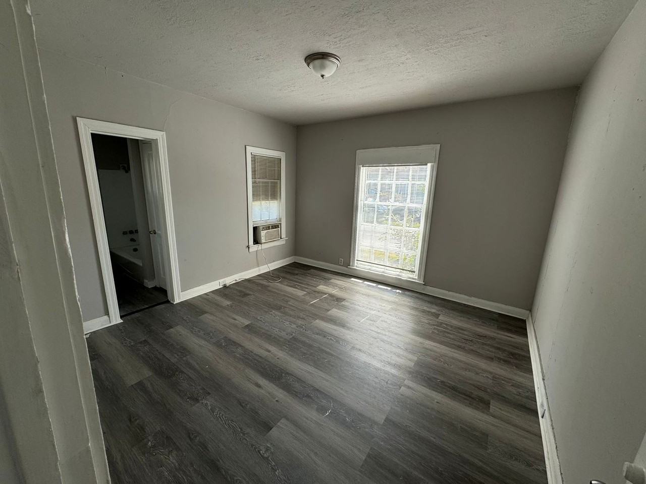 1142 Lyle St - Photo 4 of 12