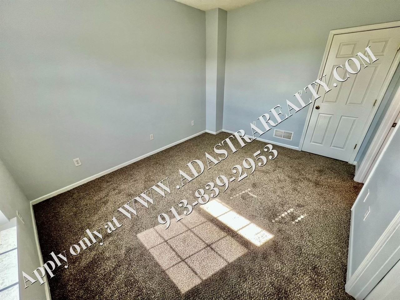 725 Woodson Ln - Photo 4 of 26