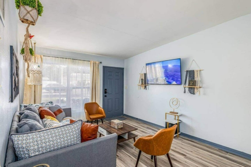 1406 Conway Rd - Photo 2 of 7