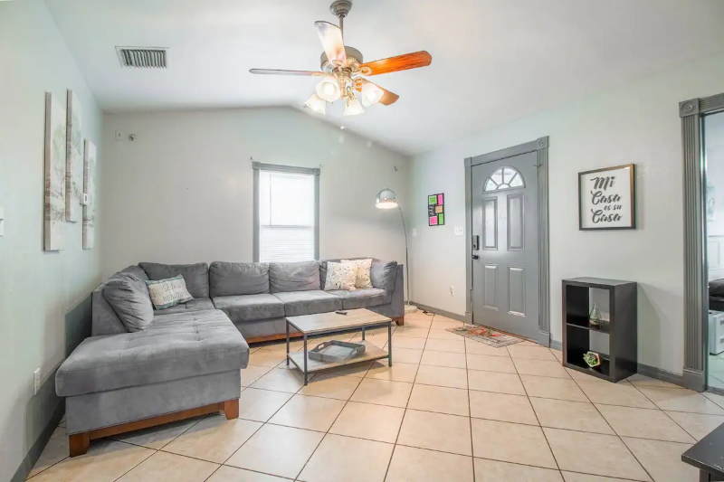 1815 Larkin Ave - Photo 5 of 17