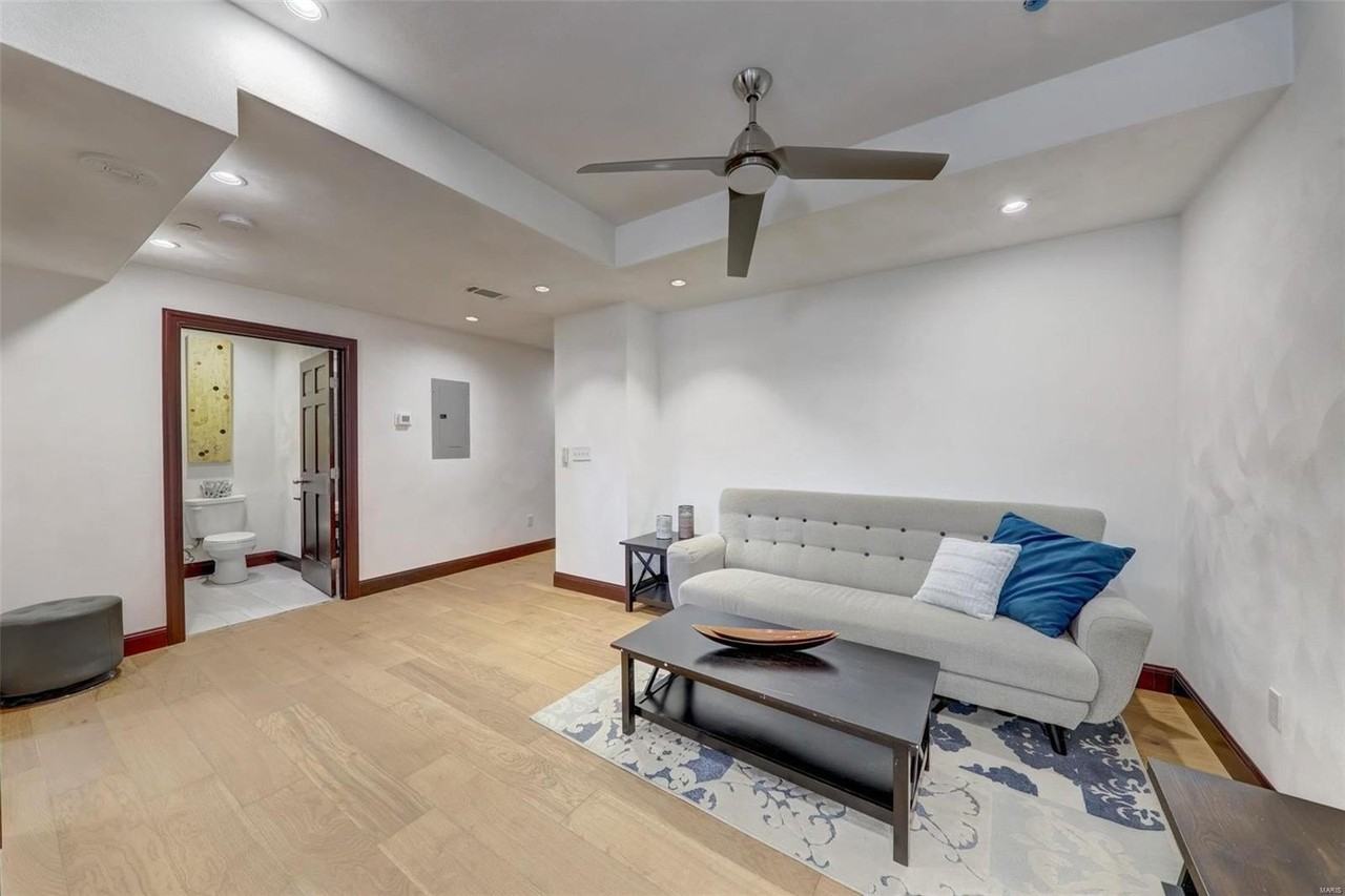 3681 Lindell Blvd - Photo 3 of 12