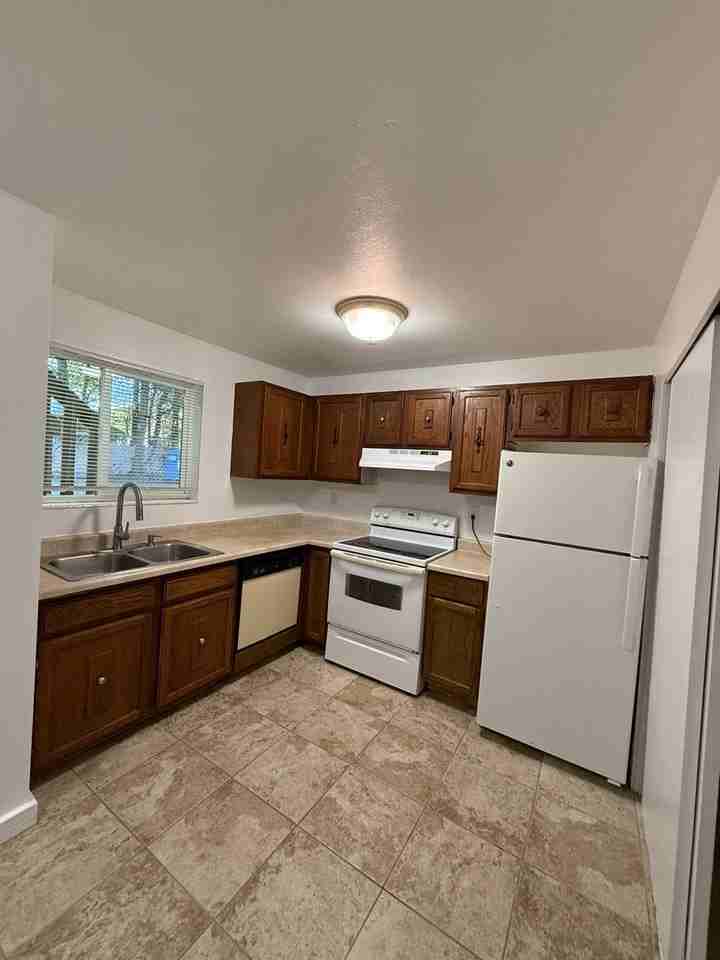 3372 S 200 E - Photo 4 of 9