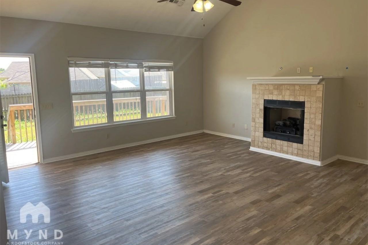 805 Sand St - Photo 3 of 11