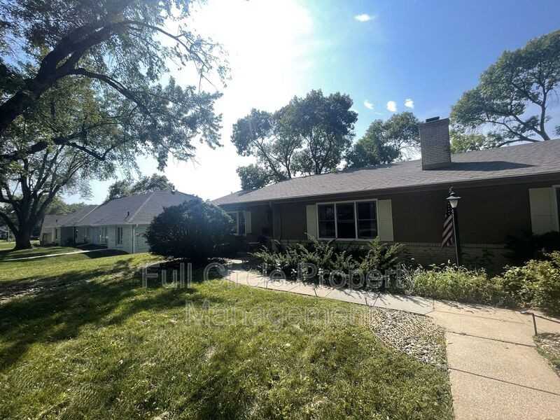 1224 S 118th St #1224 - Photo 3 of 18