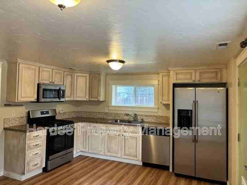 1820 N Fry St - Photo 3 of 19