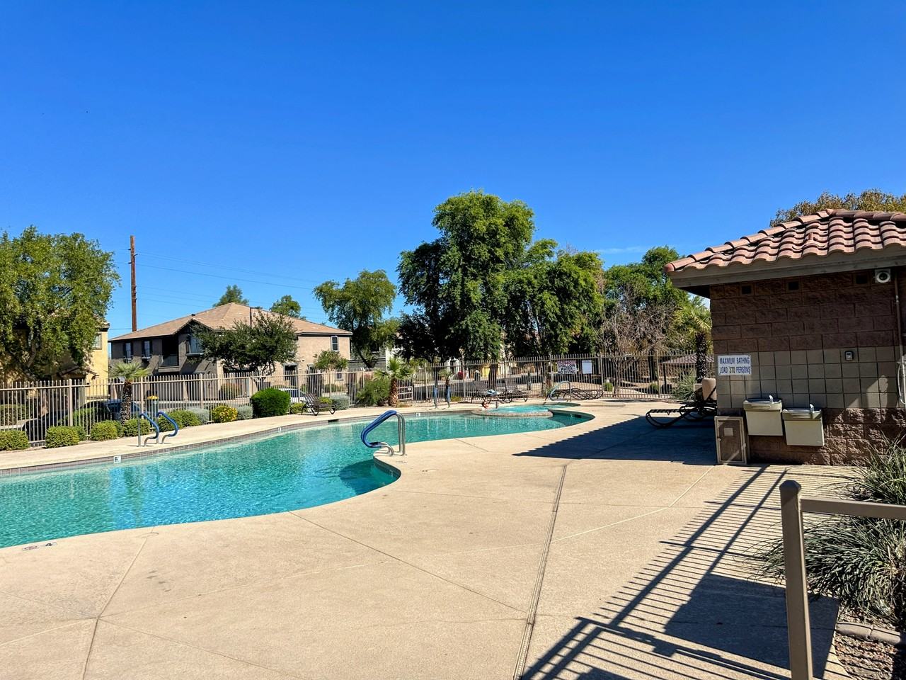 8111 W Lynwood St - Photo 5 of 45