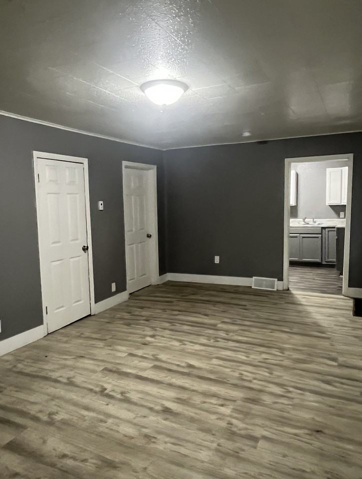 155 Rotterdam Ave - Photo 2 of 17