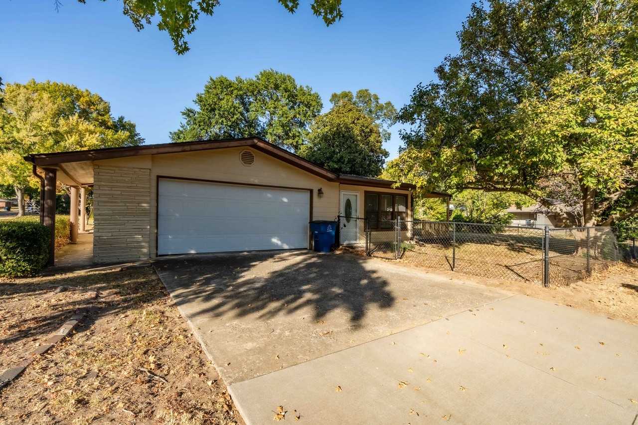 5247 S Columbia Ave - Photo 3 of 26