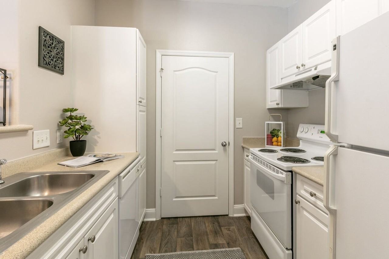 Brentmoor Apartments - Photo 4 of 64