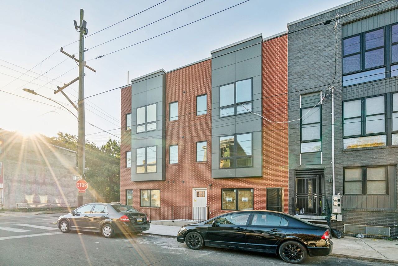 2400 W Montgomery Ave - Photo 2 of 3