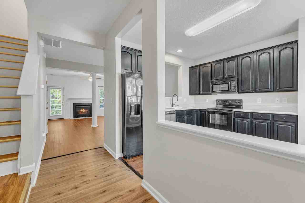 105 Parkerson Ln - Photo 3 of 25