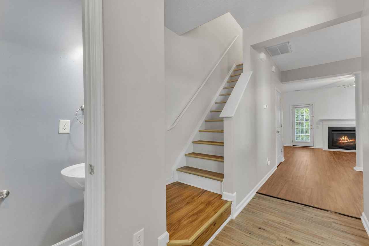 105 Parkerson Ln - Photo 4 of 25