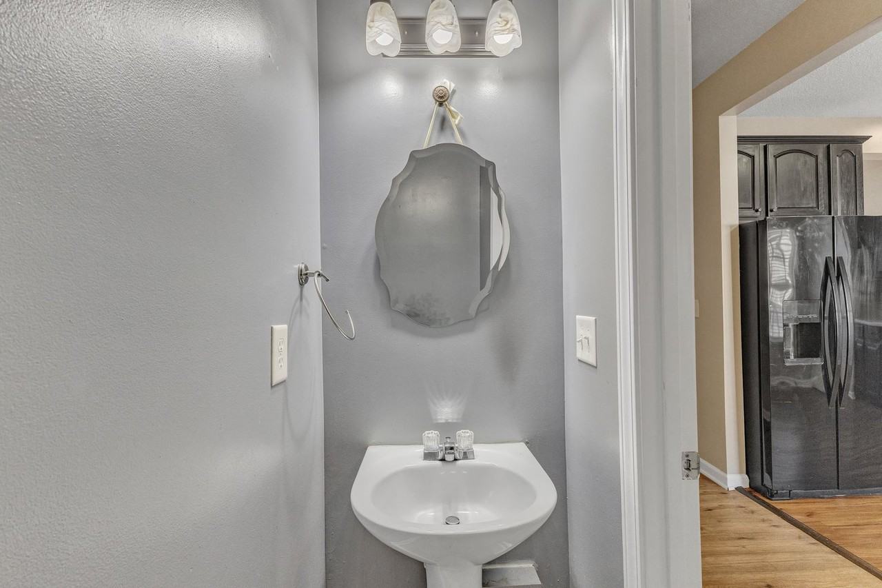 105 Parkerson Ln - Photo 5 of 25