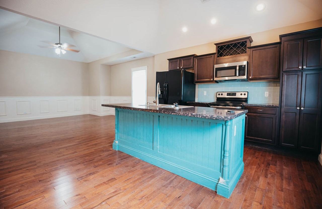 Walnut 1046 - Photo 2 of 24