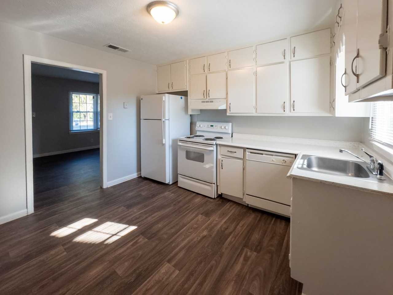 Beautiful Renovated Home Apartments - Photo 6 of 27