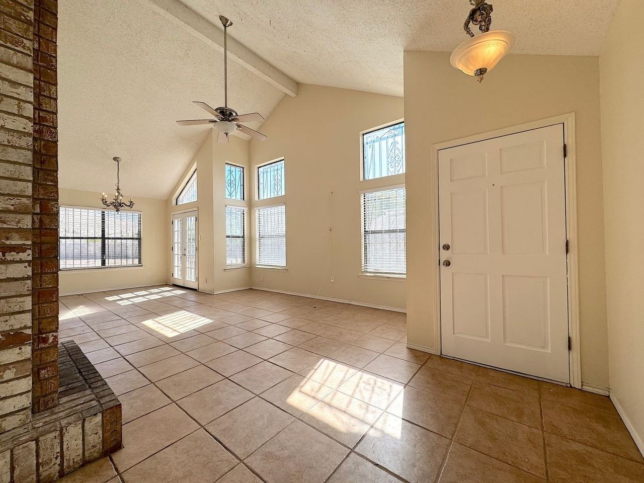 923 Centennial Dr - Photo 4 of 18