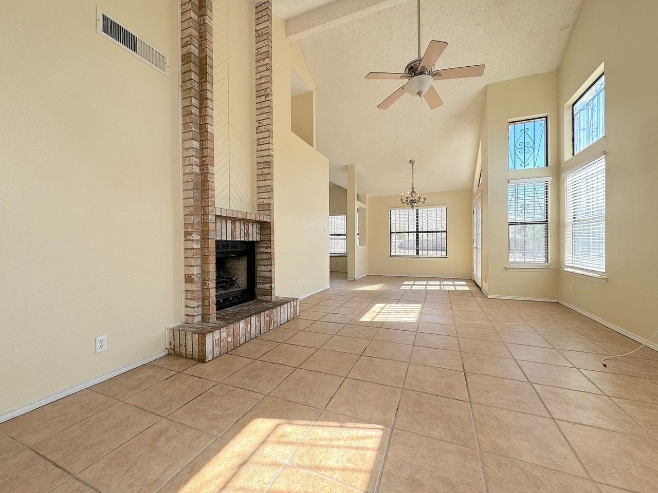 923 Centennial Dr - Photo 5 of 18