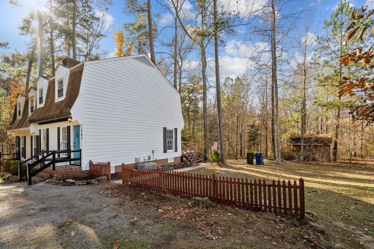 207 Jamestown Dr - Photo 2 of 19