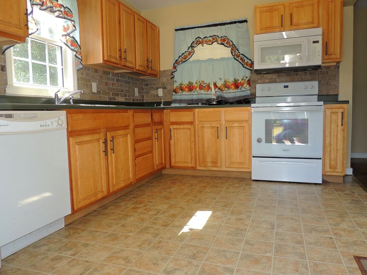 300 Rose Ave - Photo 3 of 17