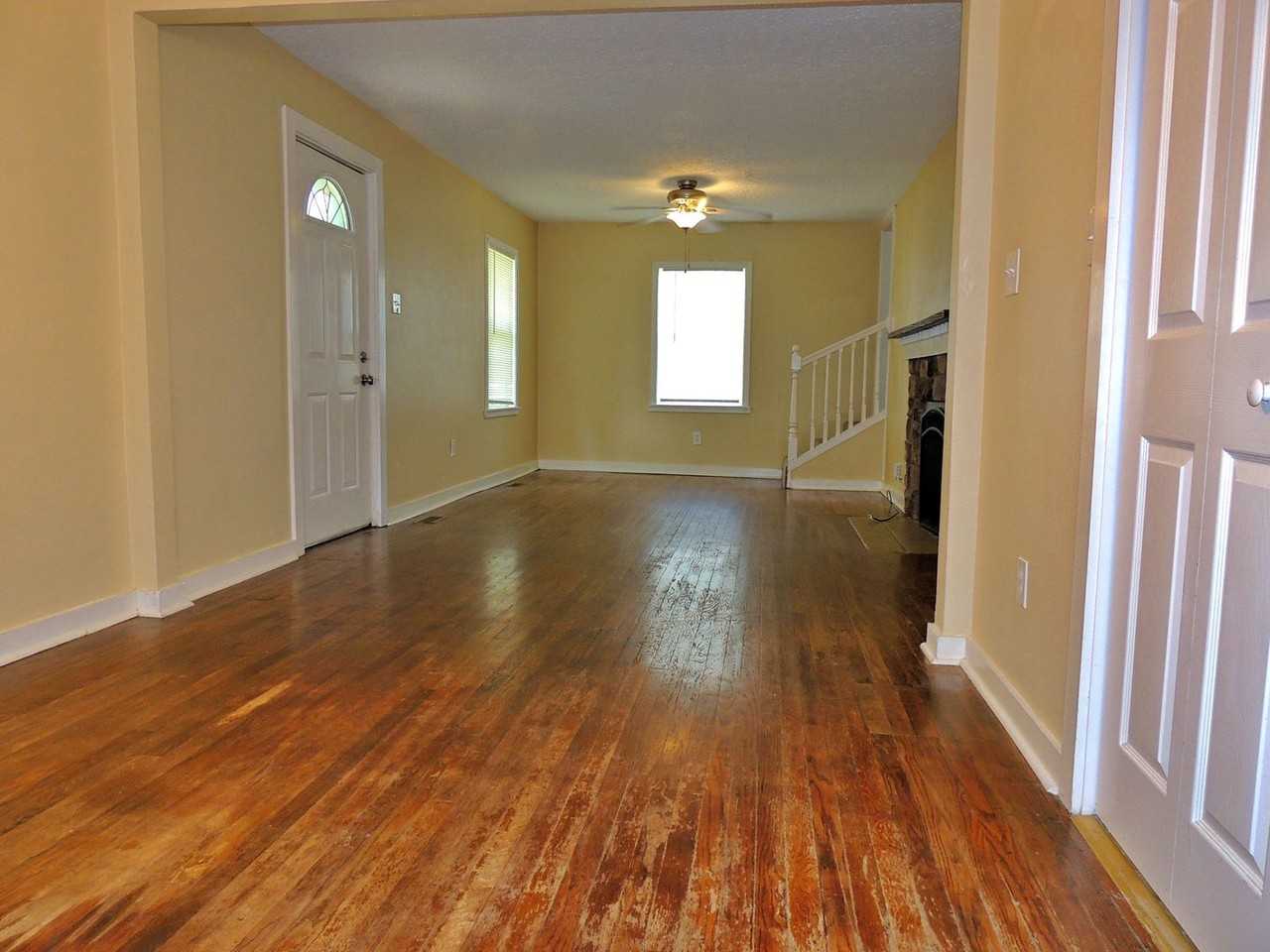300 Rose Ave - Photo 6 of 17