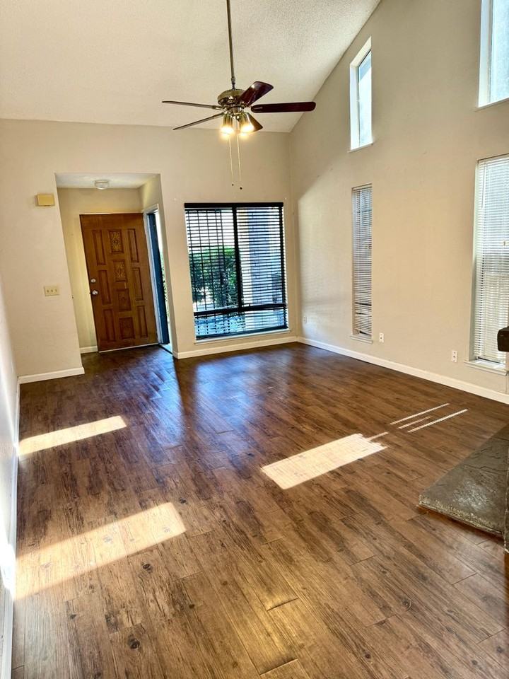 2010A Inglis Way - Photo 2 of 14