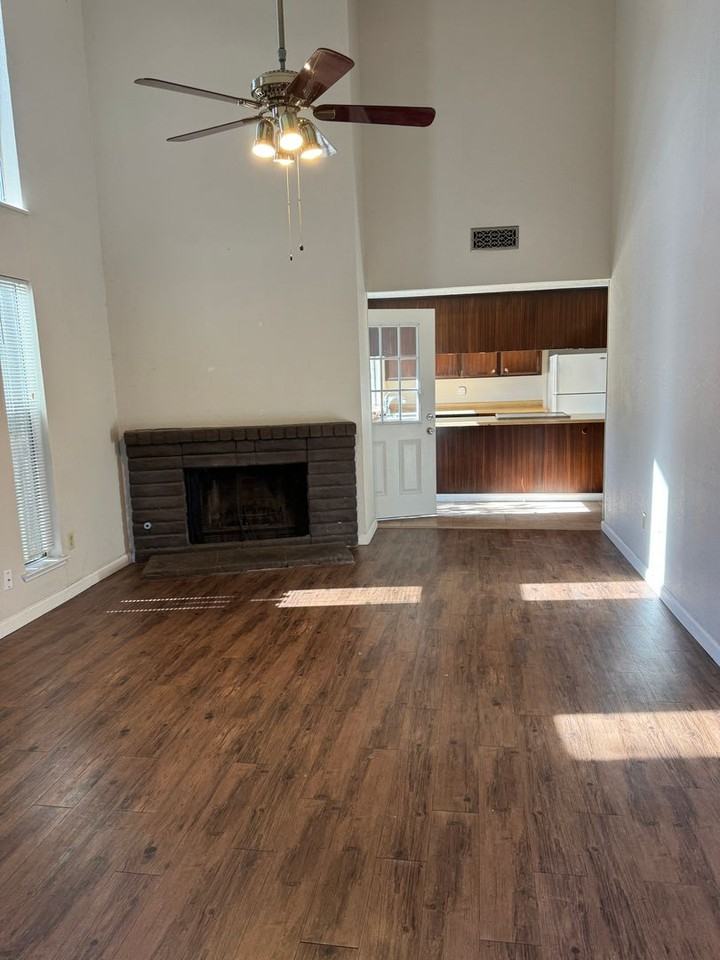 2010A Inglis Way - Photo 3 of 14