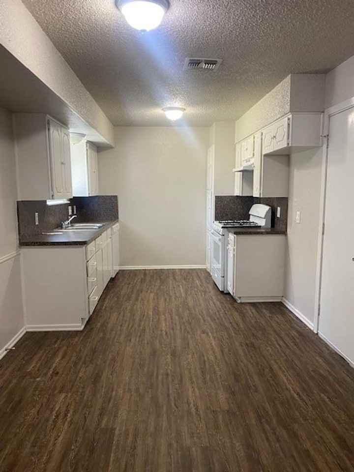 625 Judith St - Photo 3 of 10