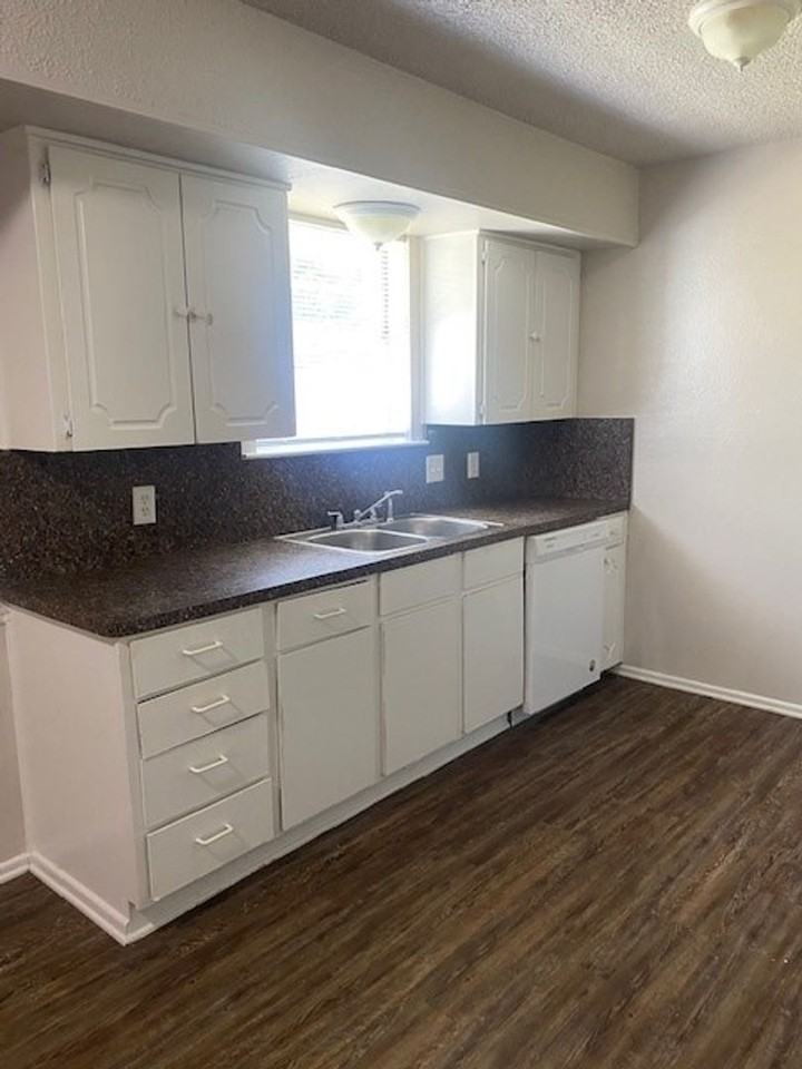 625 Judith St - Photo 4 of 10