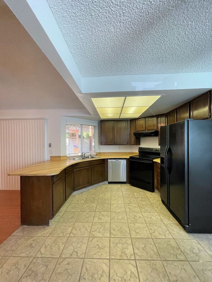 2887 Camarillo Dr - Photo 3 of 21