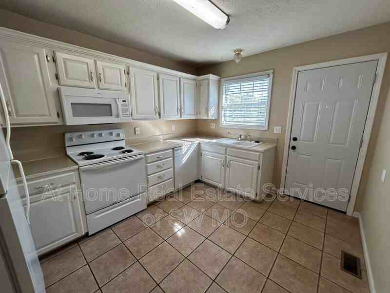 308 Excalibur Ct #B - Photo 4 of 13