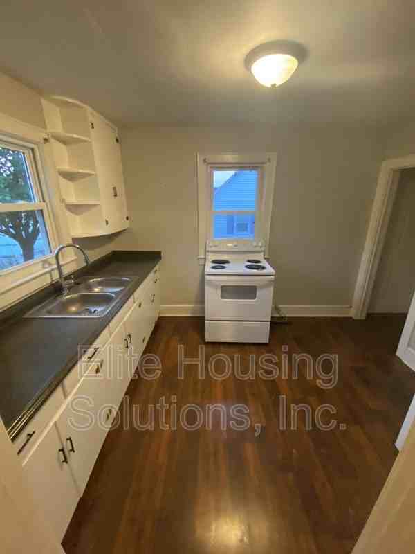 314 S Park St - Photo 4 of 16