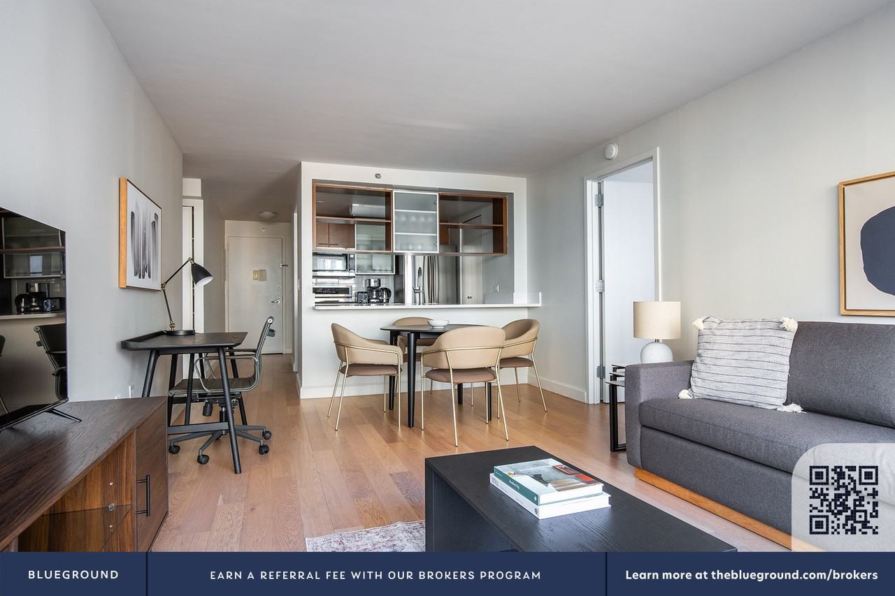 130 West 15th Street - Photo 5 of 50