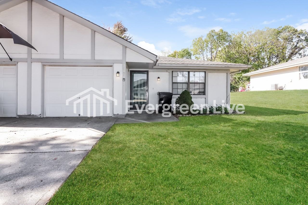 907 Stone St - Photo 2 of 14