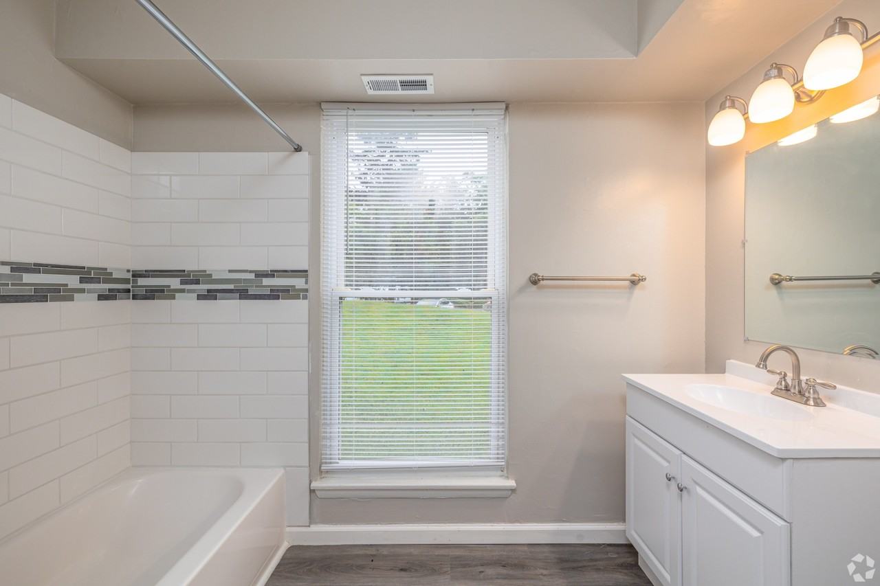 Edgewater Manor - Photo 6 of 36