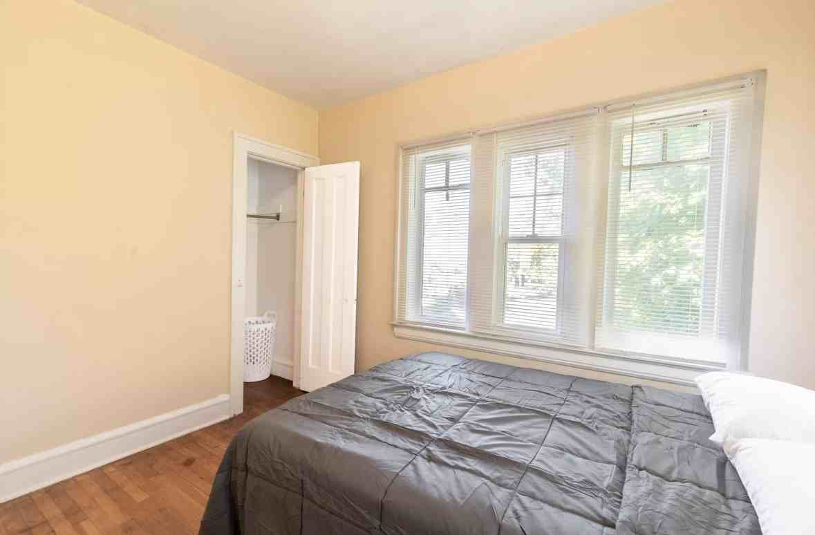 3076 Yorkshire Rd #NA - Photo 3 of 11