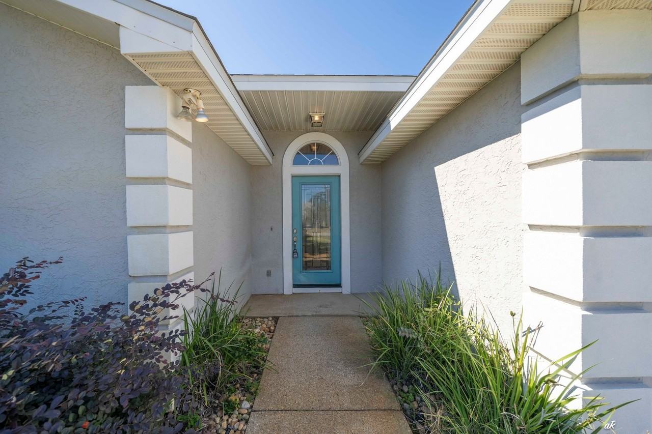 136 Bonaire Dr - Photo 2 of 36