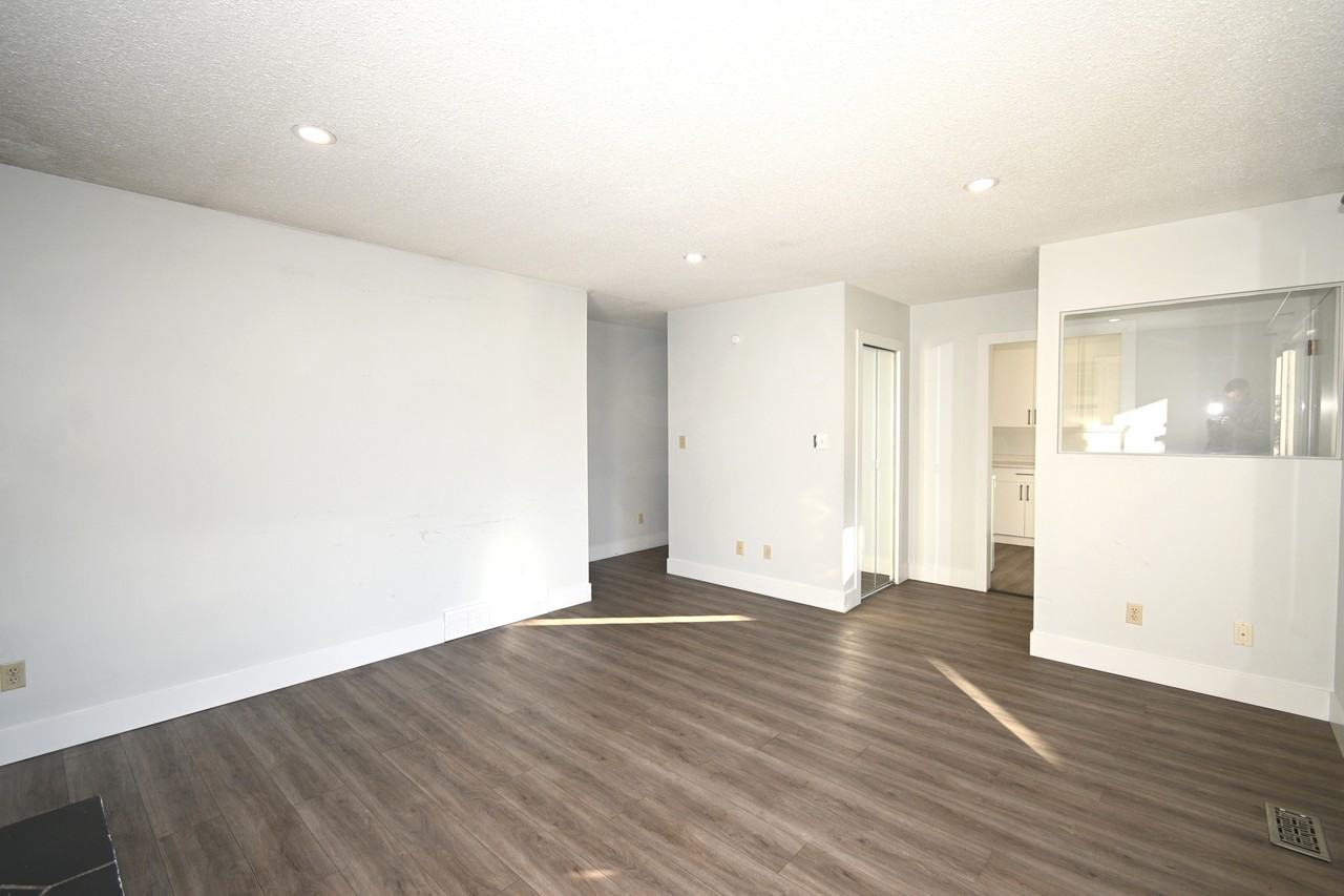 282 Clark Cres #A - Photo 2 of 16