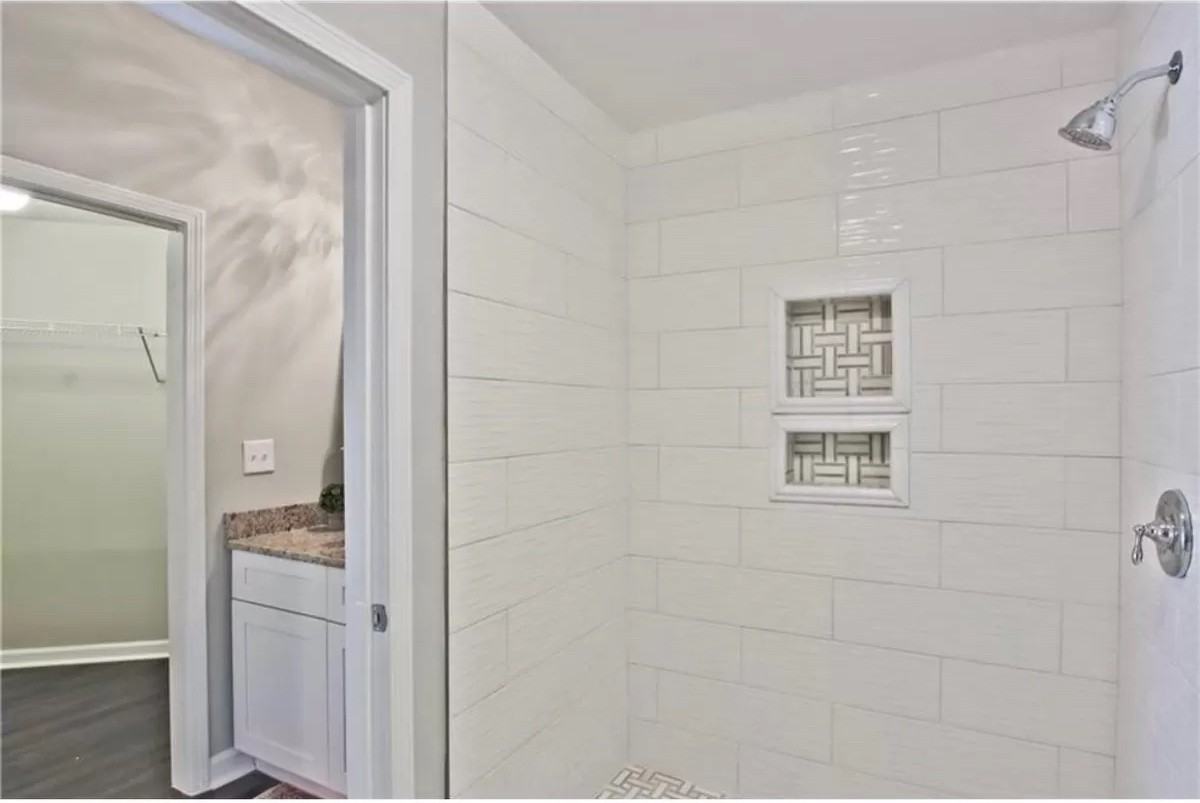 2161 Peachtree Road Northeast - Photo 7 of 9