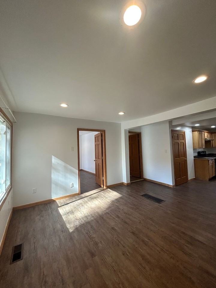 823 Harrison St - Photo 3 of 21