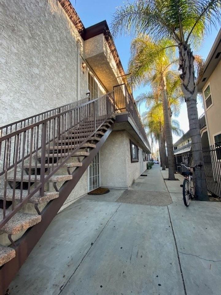 Newly Remodeled Beautiful 1 Bedroom/ 1 bathroom Apartment! With PARKING! - Photo 3 of 4