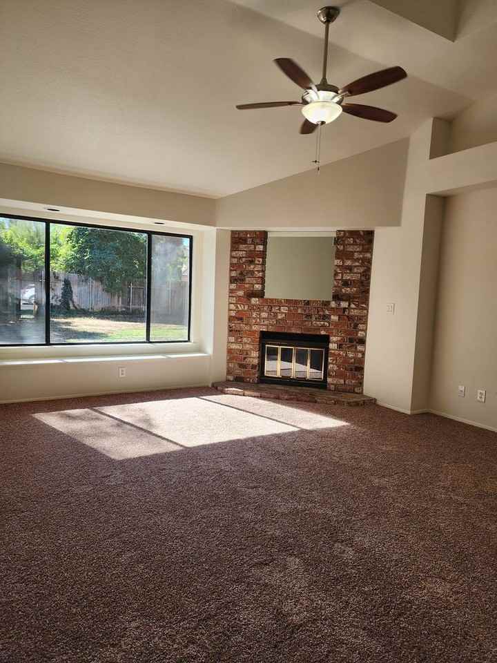 9001 Crowningshield Dr - Photo 5 of 25