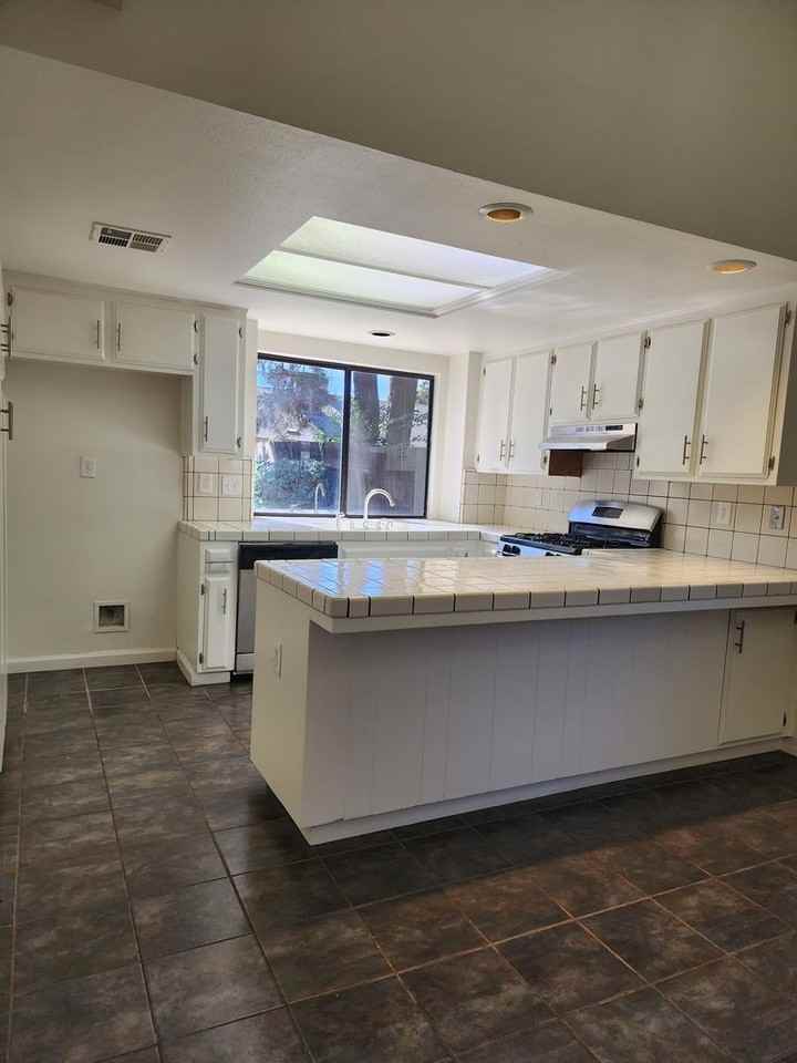 9001 Crowningshield Dr - Photo 6 of 25