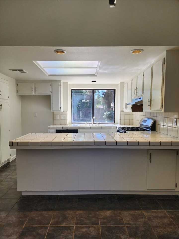 9001 Crowningshield Dr - Photo 7 of 25