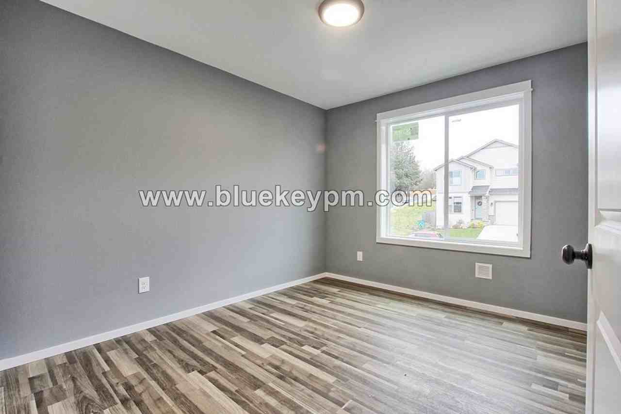 316 E 7th St - Photo 3 of 11