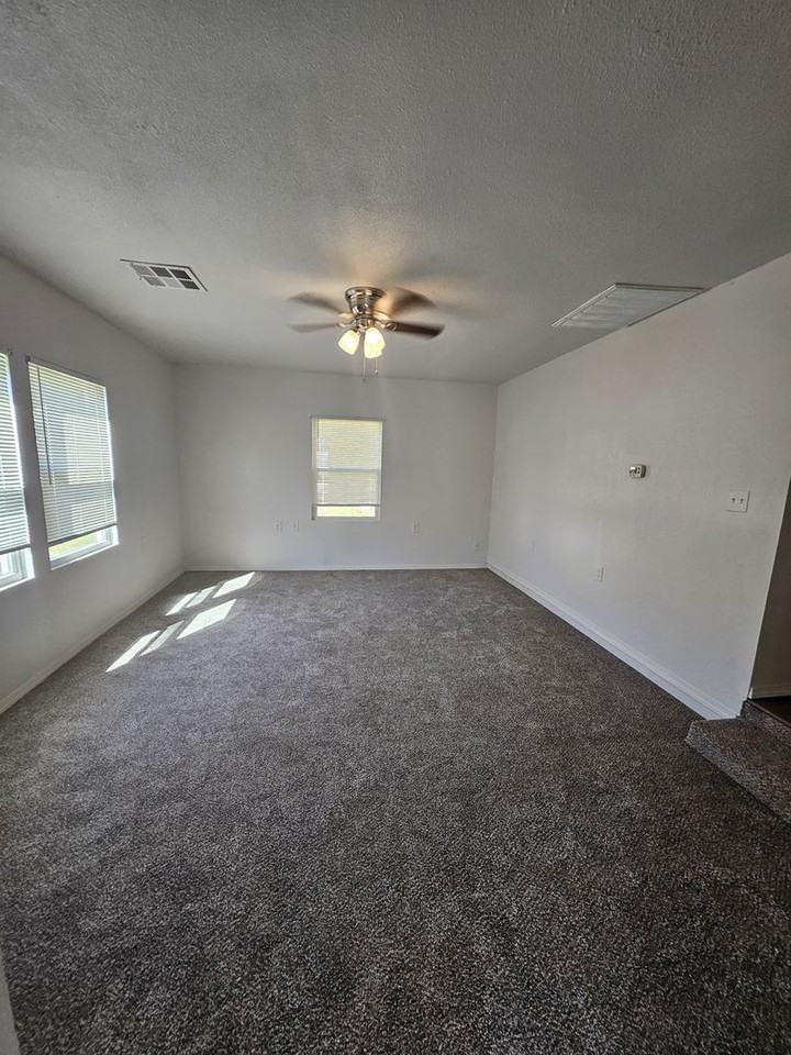 3405 S Pearl Ave - Photo 4 of 15