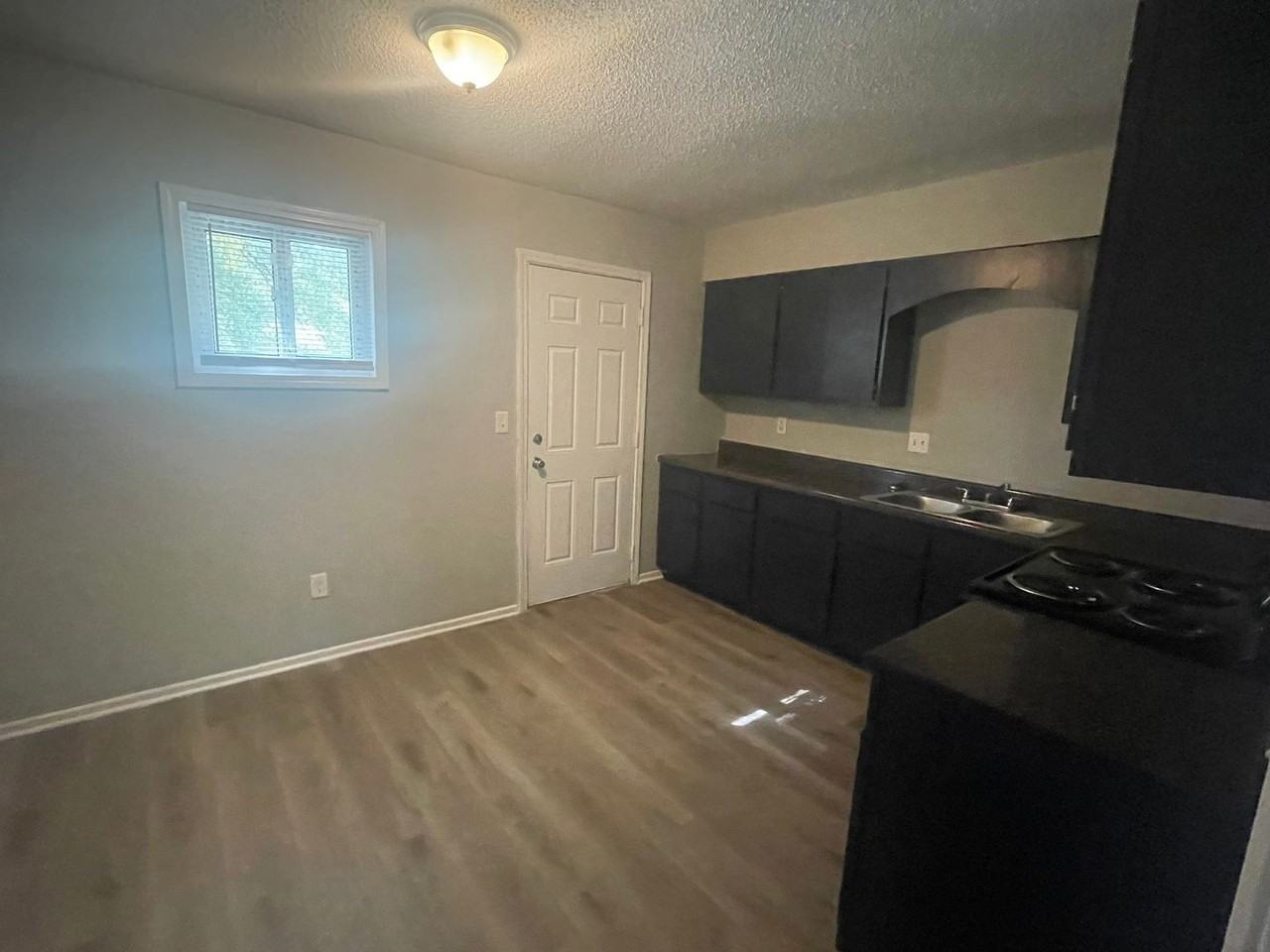 Westside Manor - Photo 4 of 13