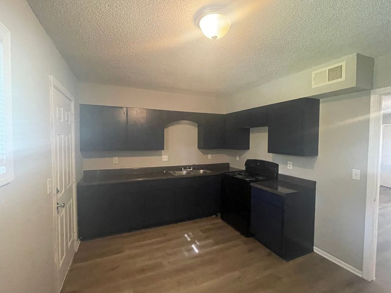 Westside Manor - Photo 5 of 13