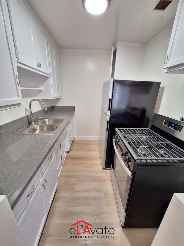 428 S Sherbourne Dr. - Photo 4 of 9