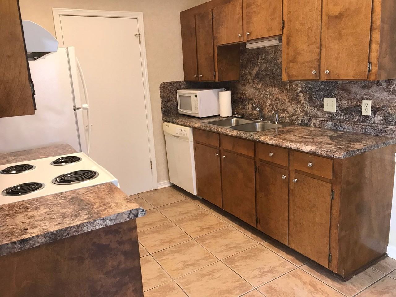 3142 Cedar Creek Dr - Photo 5 of 12