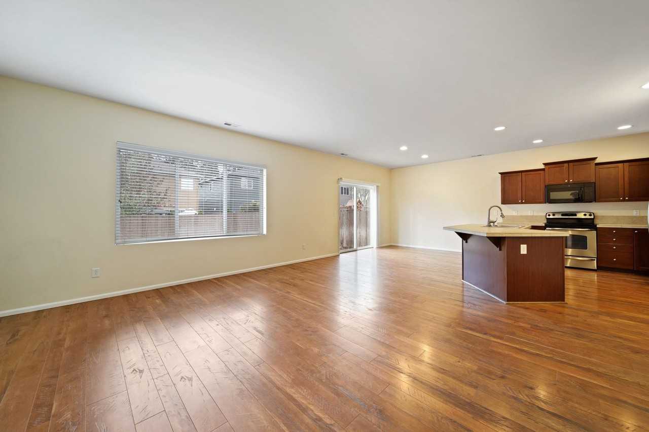 3119 Harrier St Ne - Photo 7 of 35